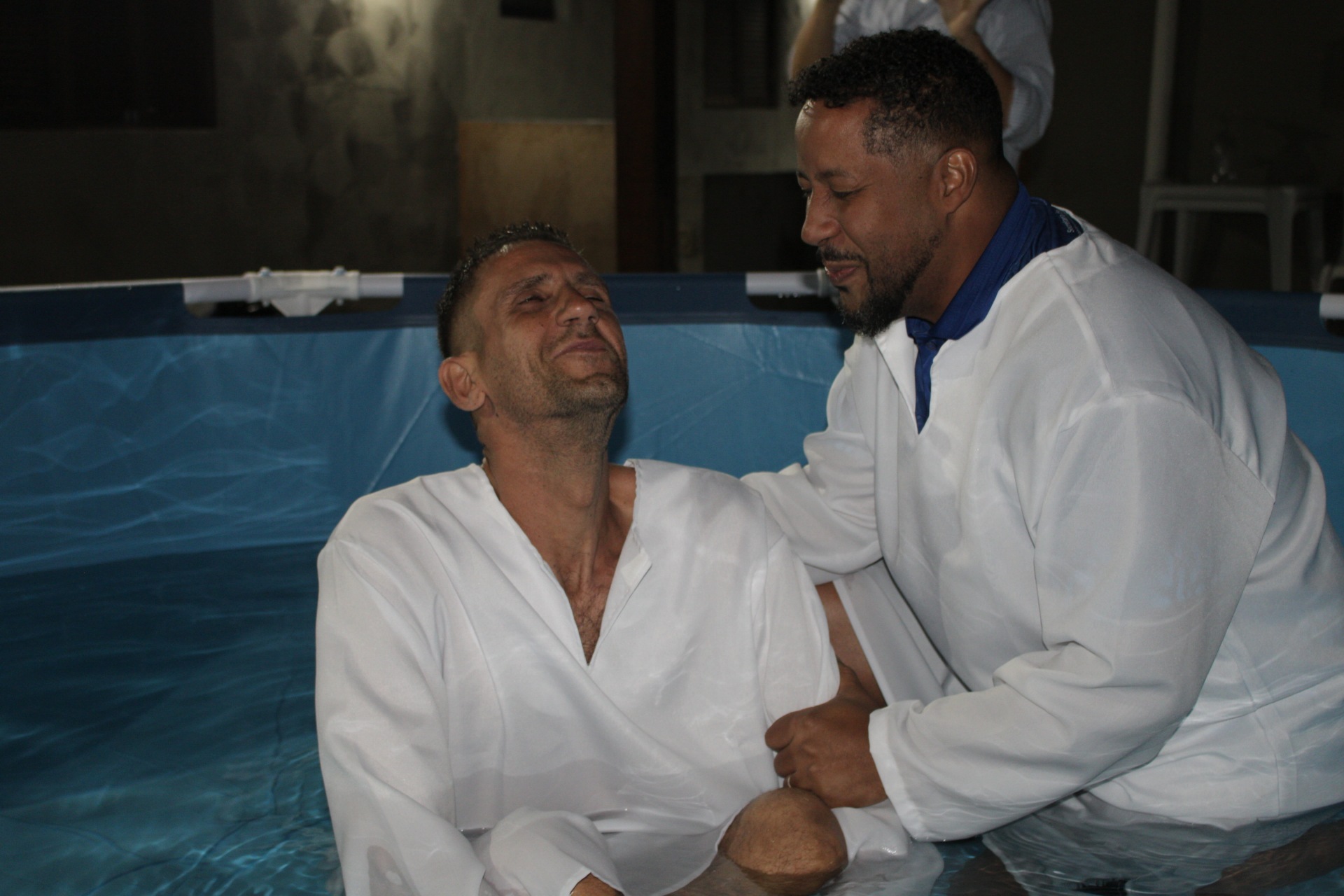 Batismo nas águas durante o culto